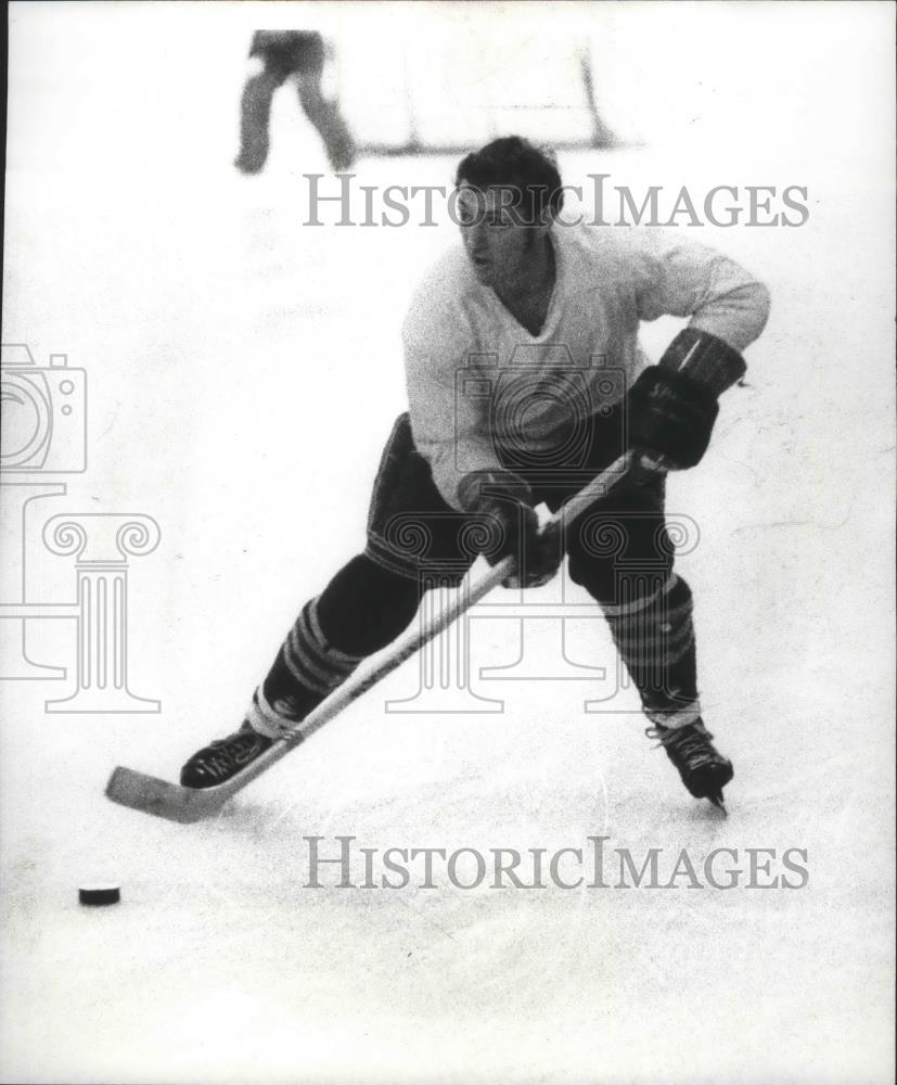 1970 Press Photo Canadian hockey player, Dwight Carruthers, in action - sps03861 - Historic Images