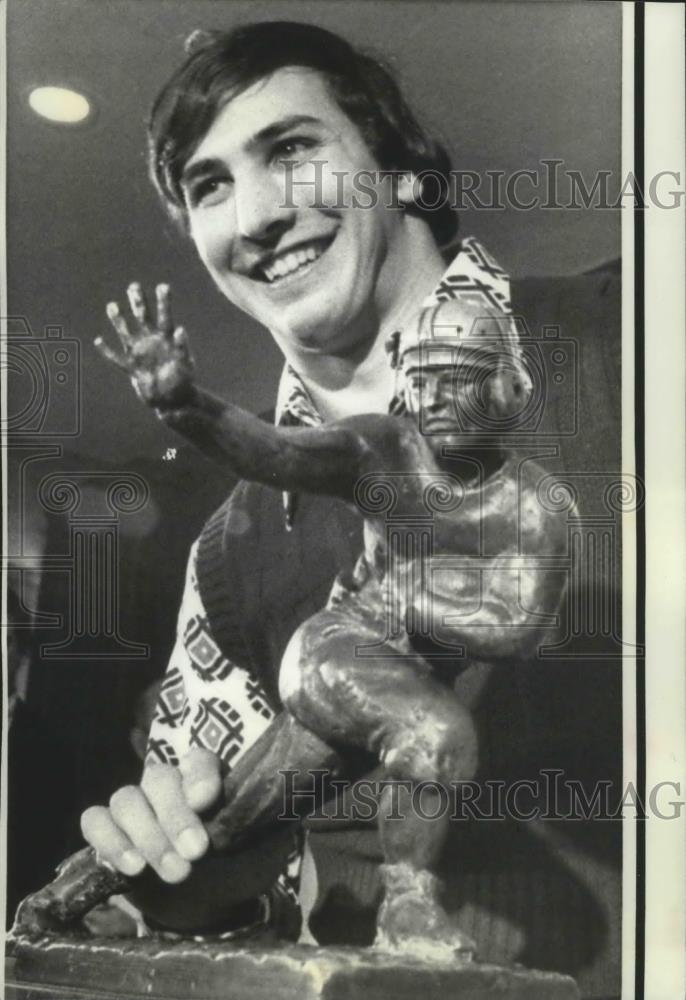 1973 Press Photo Penn State football star, John Cappelletti with Heisman Trophy - Historic Images