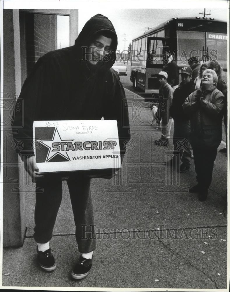 1993 Press Photo Spokane Chiefs hockey player, Shawn Byrne, with box of snacks - Historic Images