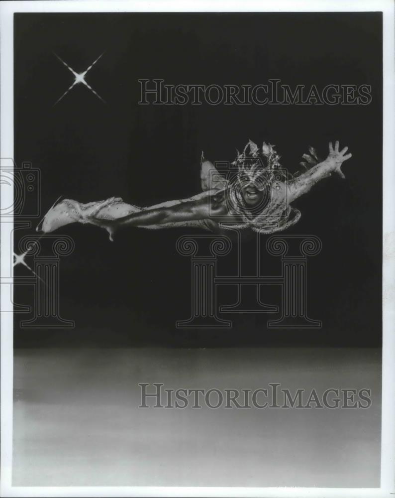 1988 Press Photo Olympic figure skater, Bobby Beauchamp, in Ice Capades - Historic Images