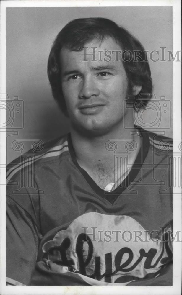 1977 Press Photo Don Dirk Flyers&#39; Hockey Player Smirks at the Camera - sps03910 - Historic Images