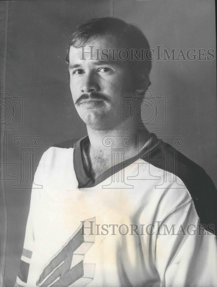 1978 Press Photo Don Dirk-Hockey Player Showing Serious Look for Photo - Historic Images