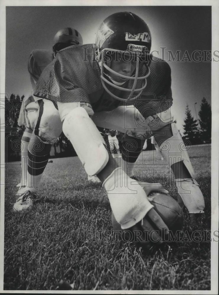 1992 Press Photo Football W. Valley Center Steve Zimmer hiking to QB - sps03958 - Historic Images