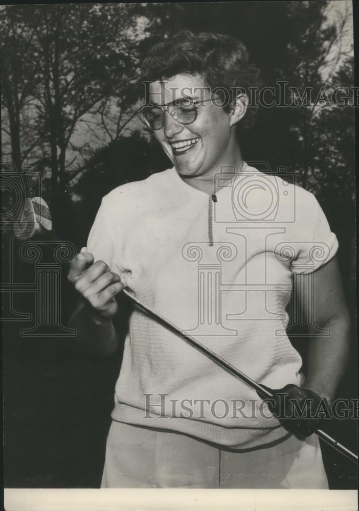 1958 Press Photo Golfer Joyce Ziske looks at her club - sps03960 - Historic Images