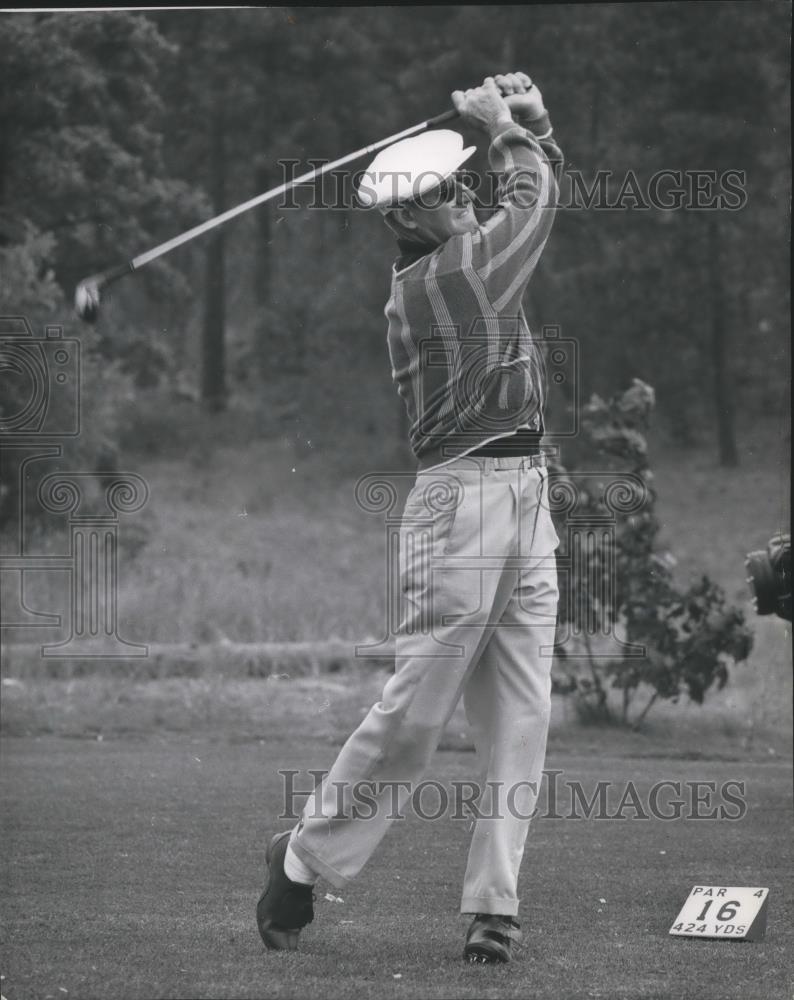 1964 Press Photo Golfer Mel Zimmerman taking a swing. - sps03961 - Historic Images