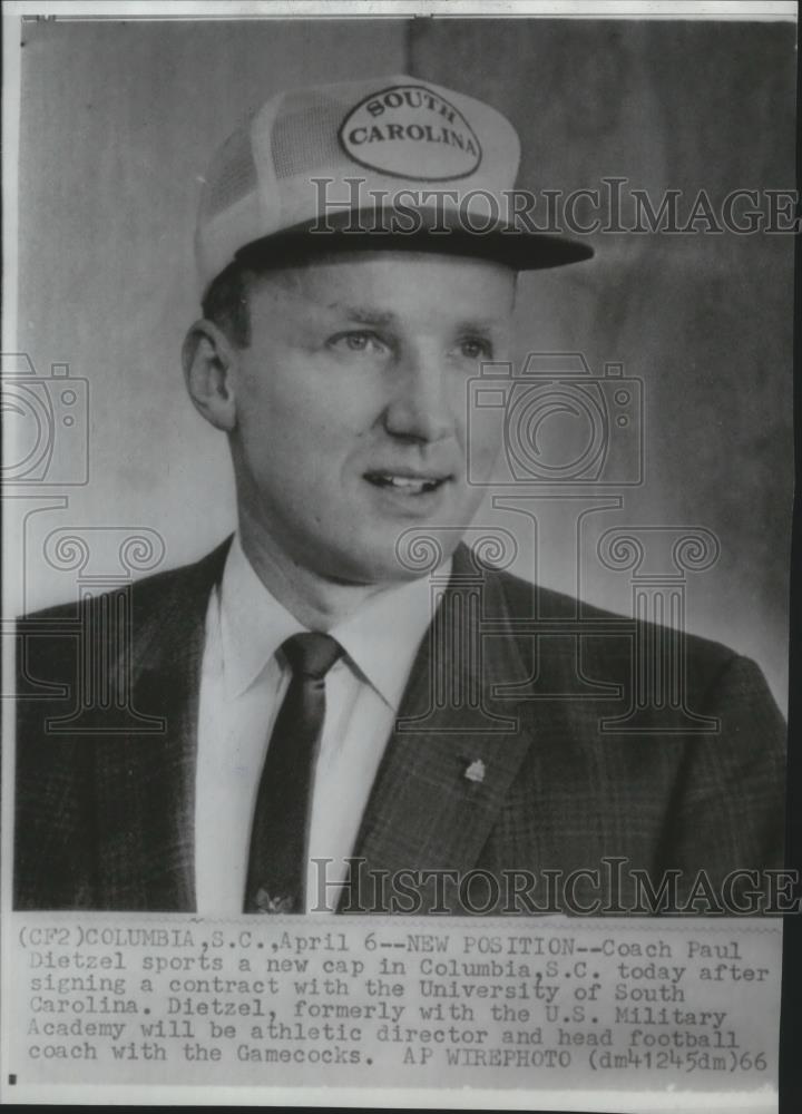 1966 Press Photo Paul Dietzel-University of South Carolina Football Coach - Historic Images