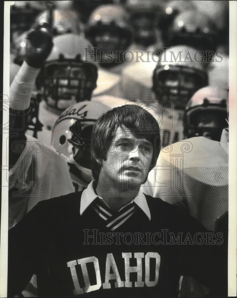 1982 Press Photo Dennis Erickson-Idaho Vandals&#39; Football Coach With Team - Historic Images