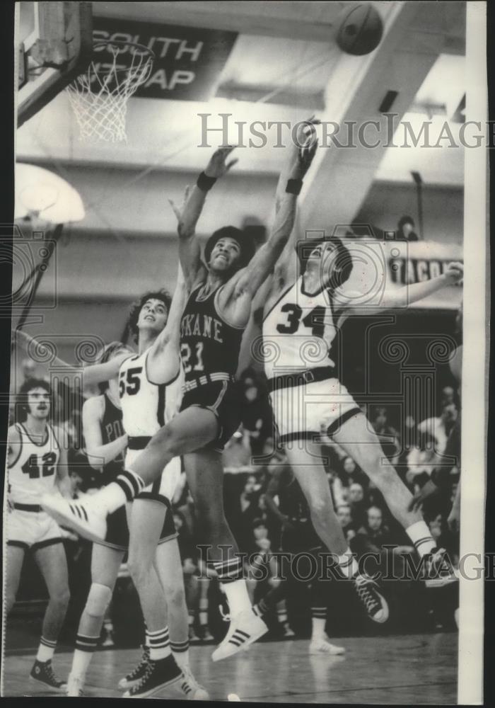 1979 Press Photo Tony Hicks of SFCC Basketball Vies For a Rebound - sps04011 - Historic Images