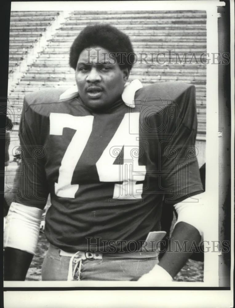 1973 Press Photo John Hicks-Football Player in Full Uniform at Stadium - Historic Images