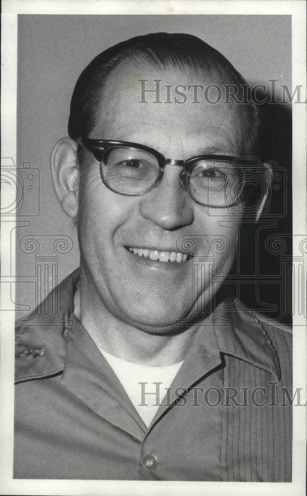 1973 Press Photo Bill Hester-Bowler Strikes a Smile for Photograph - sps04023 - Historic Images