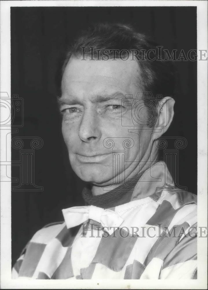 Press Photo Lynn Jackson-Hockey Players Sports a Smile in Bow Tie - sps04032 - Historic Images