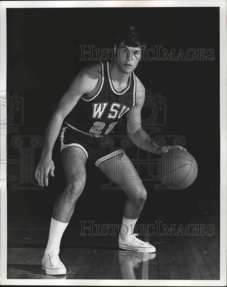 1972 Press Photo Brad Jackson of Washington State Basketball Dribbles Ball - Historic Images