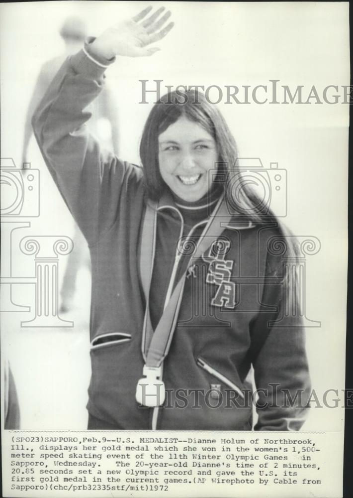 1972 Press Photo Dianne Holum Displays Her Olympic Gold Medal in Speed Skating - Historic Images