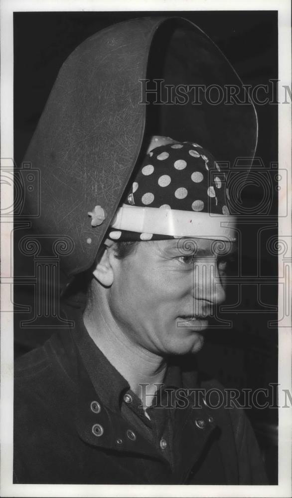 1970 Press Photo Robert L Holmes-Deaf Skier Seen Wearing a Welding Helmet - Historic Images