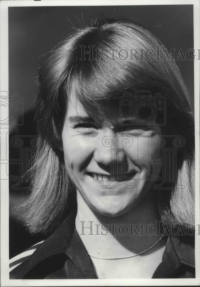 1979 Press Photo Vicki Hopstad-Bowler Smiles and Squints in the Sun - sps04056 - Historic Images