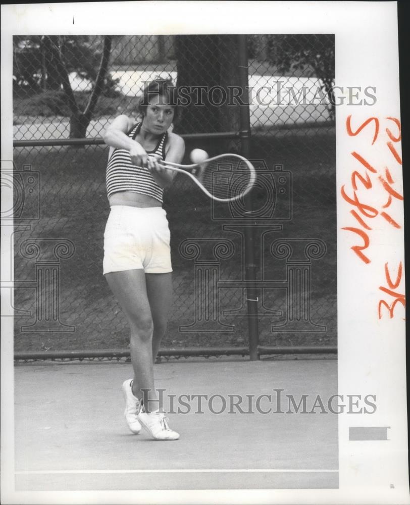 1976 Press Photo Mary Hopp-Tennis Player Using Both Hands to Return the Ball - Historic Images