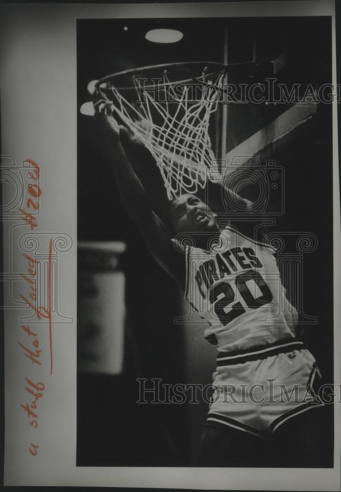 1987 Press Photo Barry Holley of the Pirates Basketball Team Slam Dunks the Ball - Historic Images