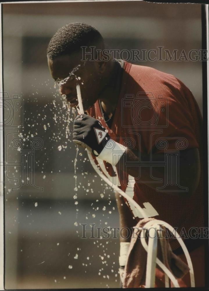 1993 Press Photo Football defensive lineman, Ray Hall, cools off during practice - Historic Images