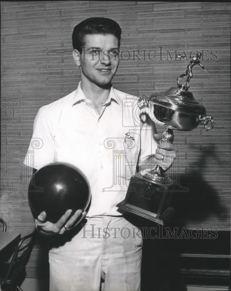 1965 Press Photo Ron Hardin holds a bowling ball and a trophy - sps04092 - Historic Images