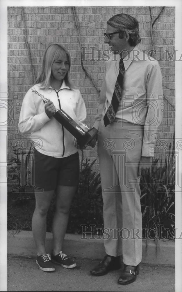 1973 Press Photo Coeur D&#39;Alene tennis player, Judy Hayenga holds trophy - Historic Images