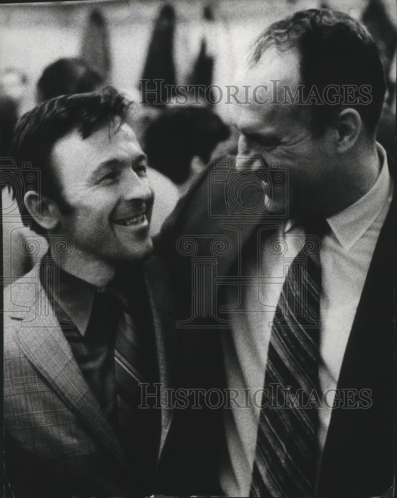 1970 Press Photo Orillia Terriers hockey coach, Ike Hildebrand and friend - Historic Images