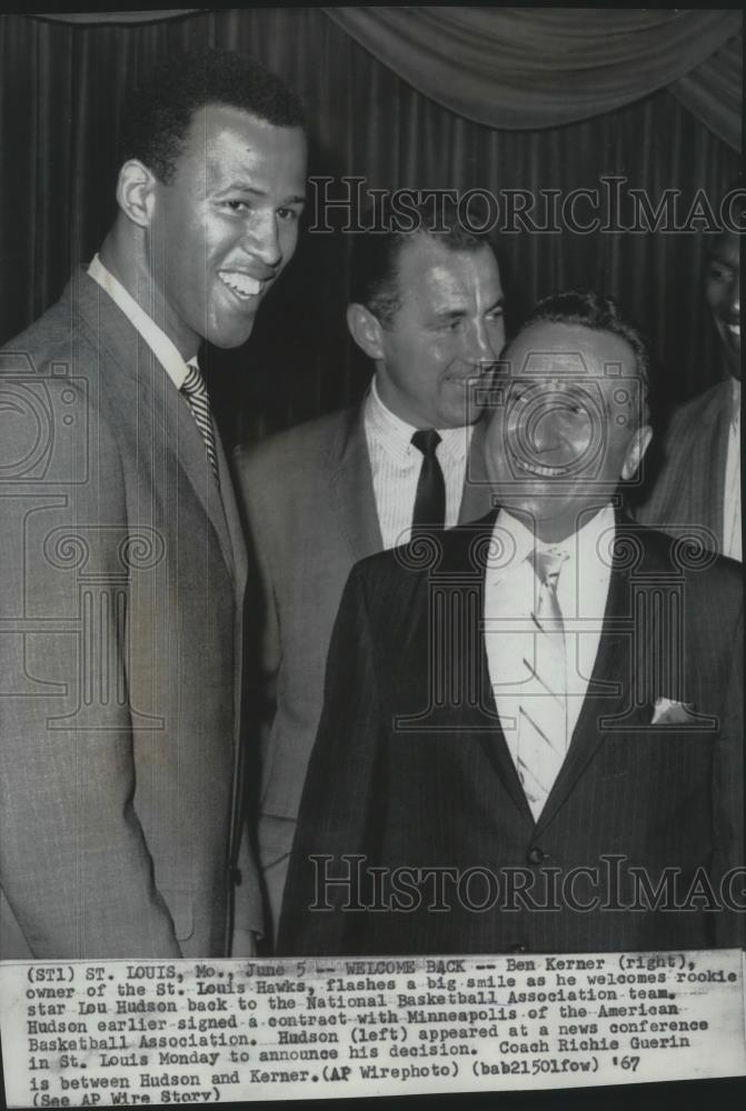 1967 Press Photo St. Louis Hawks basketball team's Ben Kerner & Lou Hudson - Historic Images