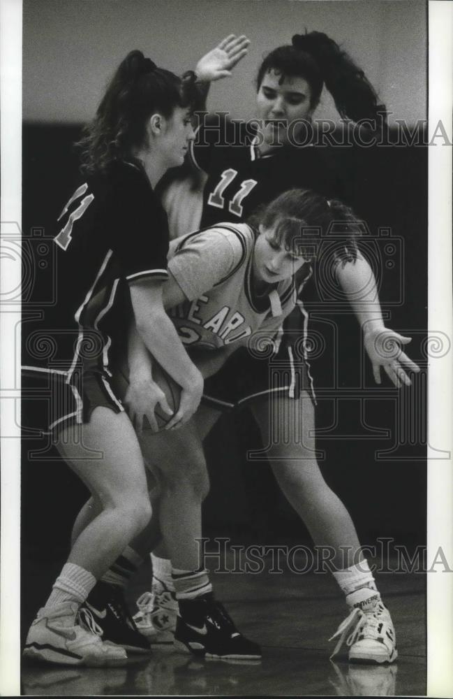 1991 Press Photo Reardan basketball player, Kristal Hein wrestles for ball - Historic Images