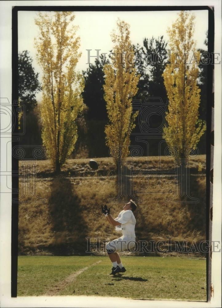 1993 Press Photo Pullman High football player, Jim Harbour, during practice - Historic Images