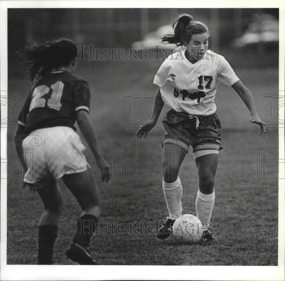 1992 Press Photo Gonzaga Prep soccer player, Danielle Hamacher during game - Historic Images