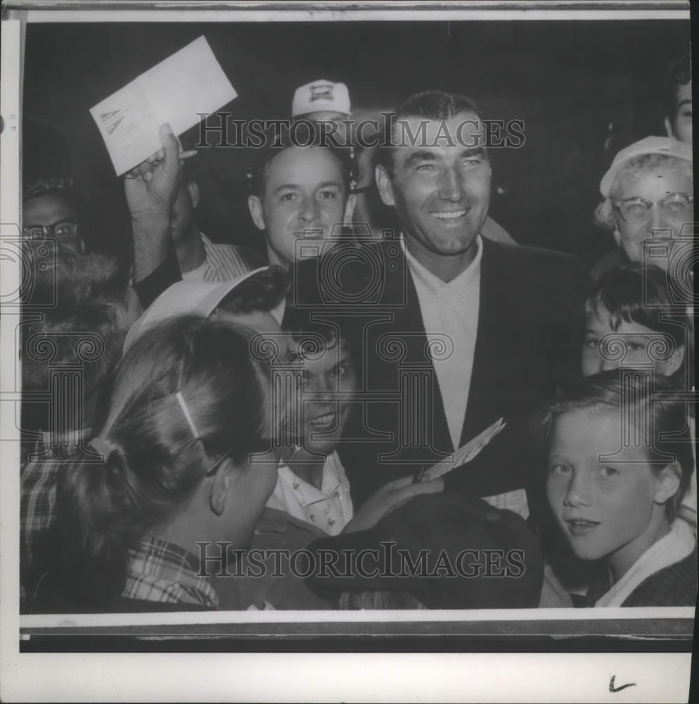 1956 Press Photo Ed Furgol-Golfer is Surrounded by Many Young Fans - sps04279 - Historic Images