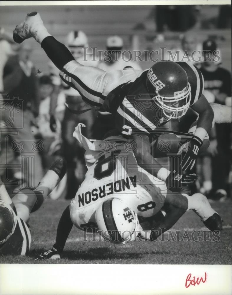 1993 Press Photo Bobby Fuller-Eastern Eagle&#39;s Football Player Tackles a Bengal - Historic Images
