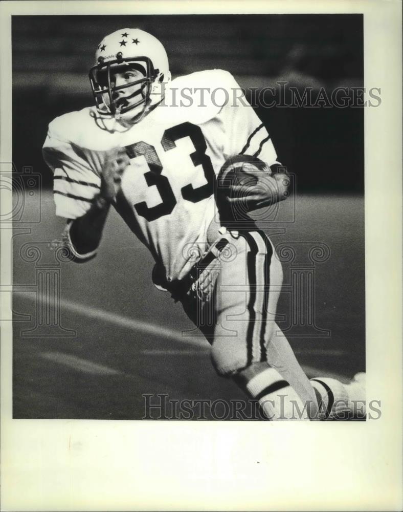 1980 Press Photo Dan Fuller-Number 33 Football Player Takes Ball Down Field - Historic Images