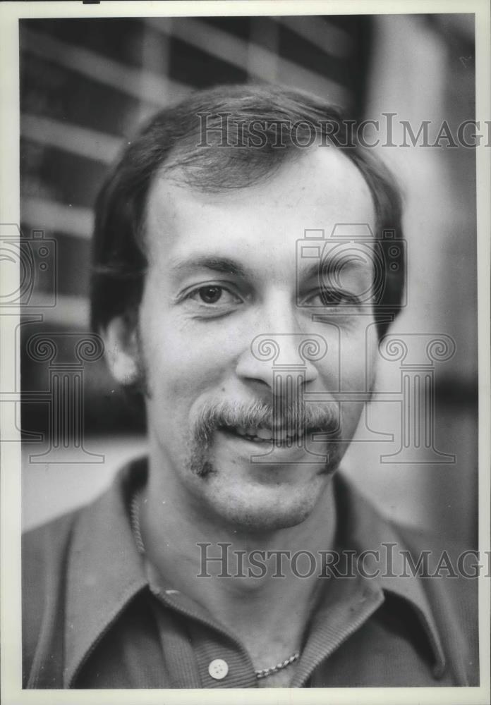 1978 Press Photo Gary Friberg-Bowling Player Strikes a Smile for Photo - Historic Images