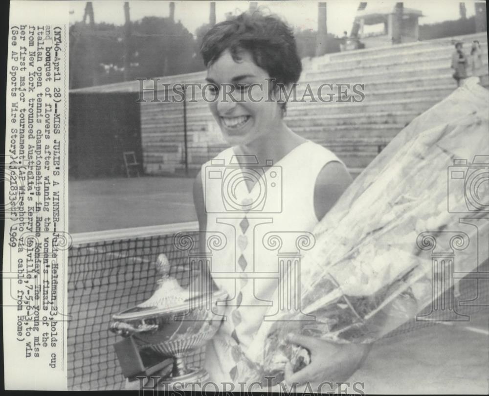 1969 Press Photo Julie Heldman holds cup and bouquet after winning Italian open - Historic Images