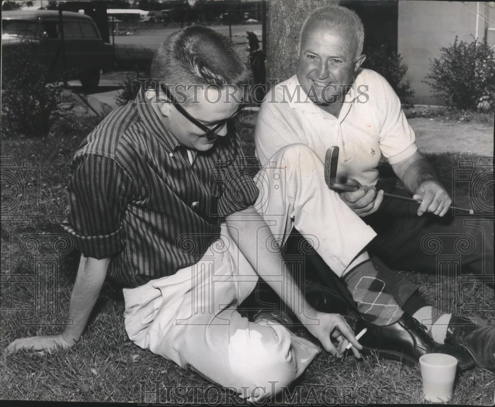 1959 Press Photo Curley Hueston-Golfer Explaining Finer Points of Golf - Historic Images