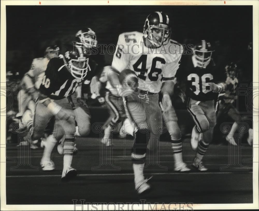 1991 Press Photo Paul Farrel-Football Player Running From Defense During Game - Historic Images