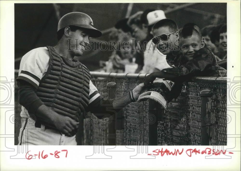 1987 Press Photo Kevin Farmer-Spokane Indians Baseball Club&#39;s Catcher and Fans - Historic Images