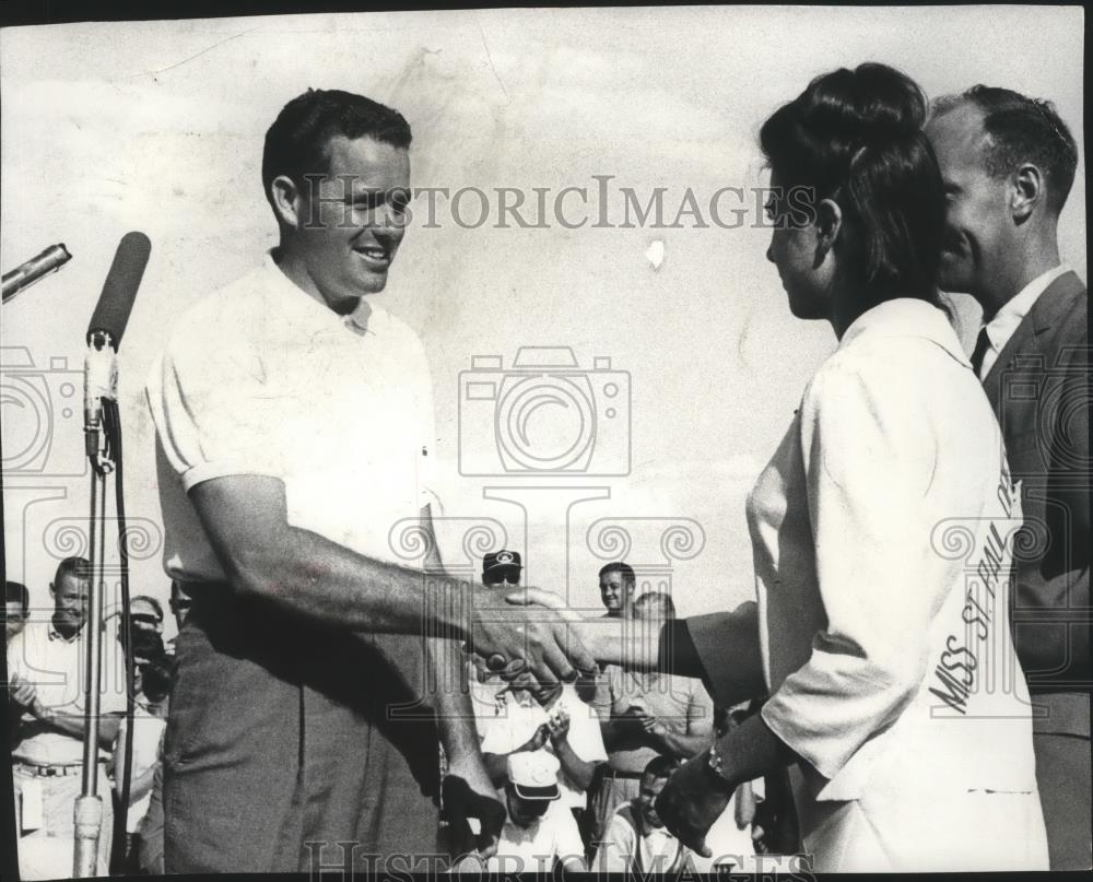 1964 Press Photo Rod Funseth-Golfer Shakes Hands After Winning Golf Tournament - Historic Images