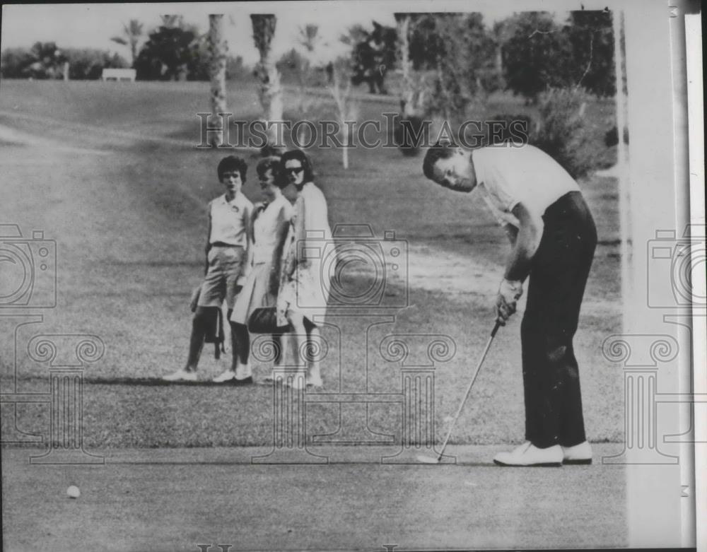 1965 Press Photo Rod Funseth-Spokane Golfer Watches Ball After Putting - Historic Images