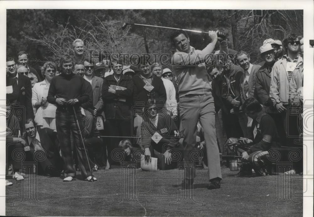 1975 Press Photo Rod Funseth-Golfer Seen Holding Form After a Drive on Course - Historic Images