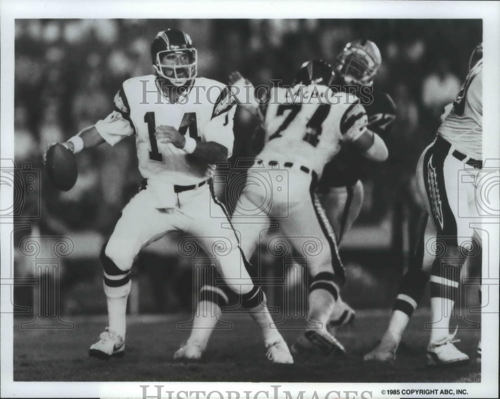 1985 Press Photo Dan Fotus-Football Quarterback Gets Ready to Throw Pass - Historic Images