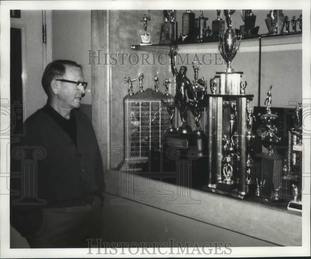 1972 Press Photo Bill Frazier-Football Coach Looking Through Various Trophies - Historic Images