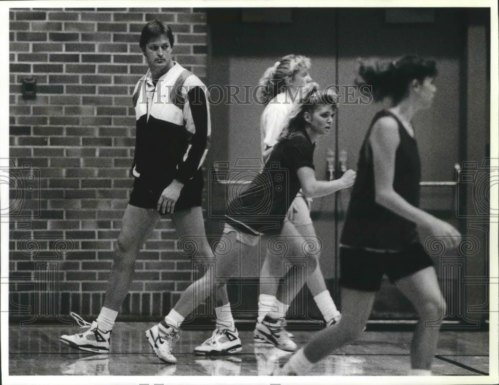 1989 Press Photo DeHaven Hill-NIC Basketball Couch Practicing With Players - Historic Images