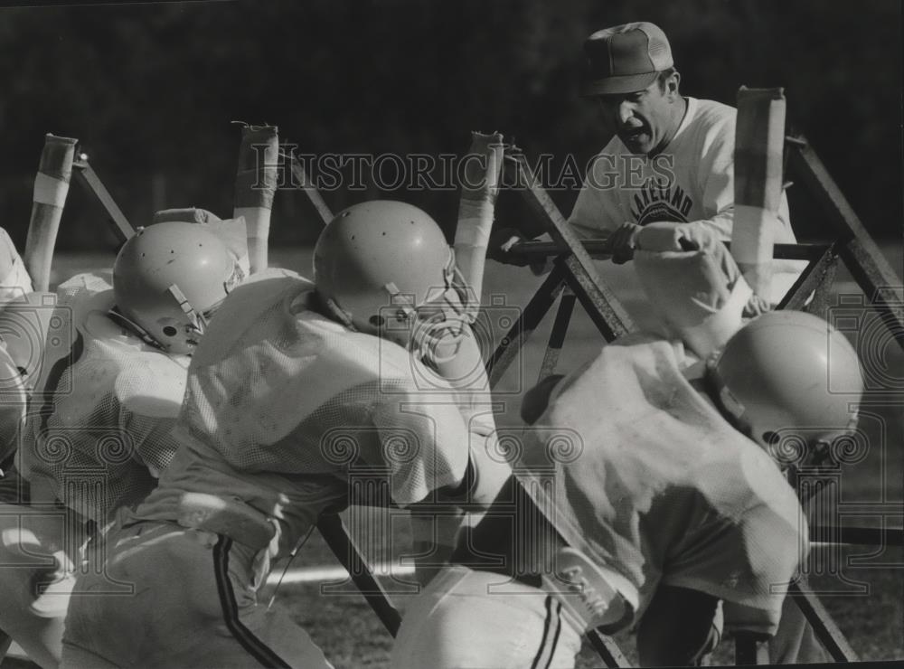 1984 Press Photo Terry Kiefer-Rathdrum Football Coach During Practice With Team - Historic Images