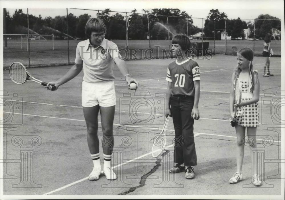 1977 Press Photo Mike Hoefel teaching tennis to Randy and Margaret - sps04423 - Historic Images