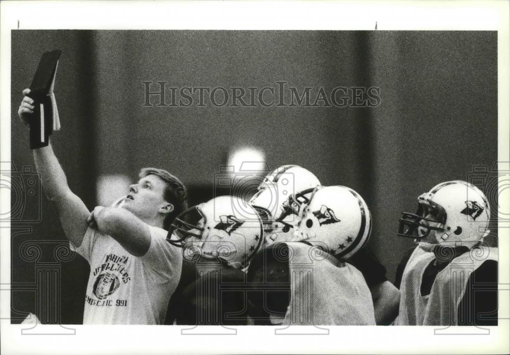 1991 Press Photo Assistant coach Roger Hoell of the Cardinals with the team. - Historic Images