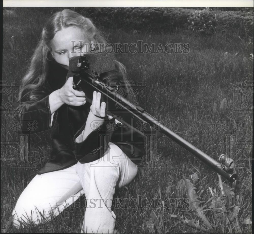 1978 Press Photo Marksman Marry Hofan with her rifle - sps04425 - Historic Images