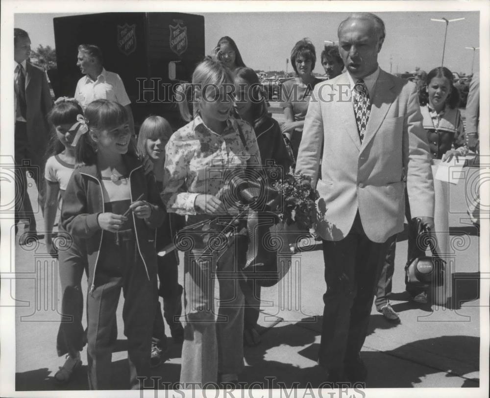 1974 Press Photo Olga Korbut-Gymnast Holding Flowers and Walking With Others - Historic Images