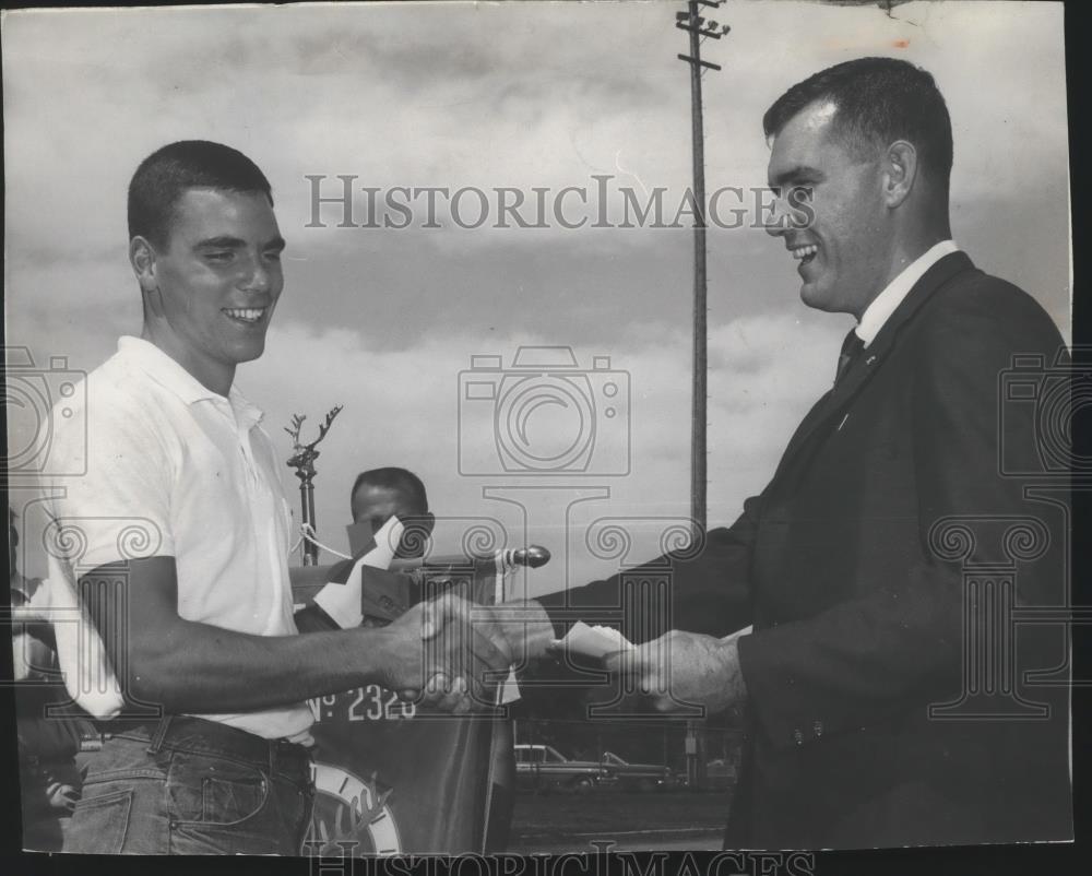 1966 Press Photo Steve Kirk-Tennis Player Shaking Hands With Other Person - Historic Images