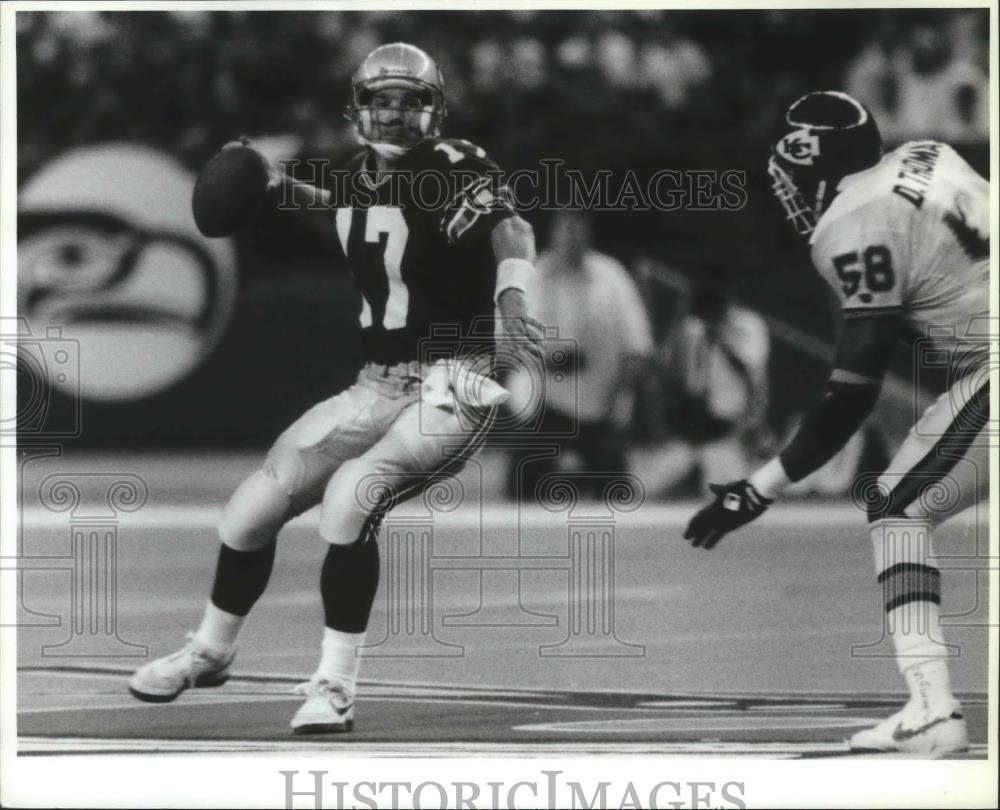 1990 Press Photo Dave Krieg-Football Quarterback Making Another Pass on Field - Historic Images